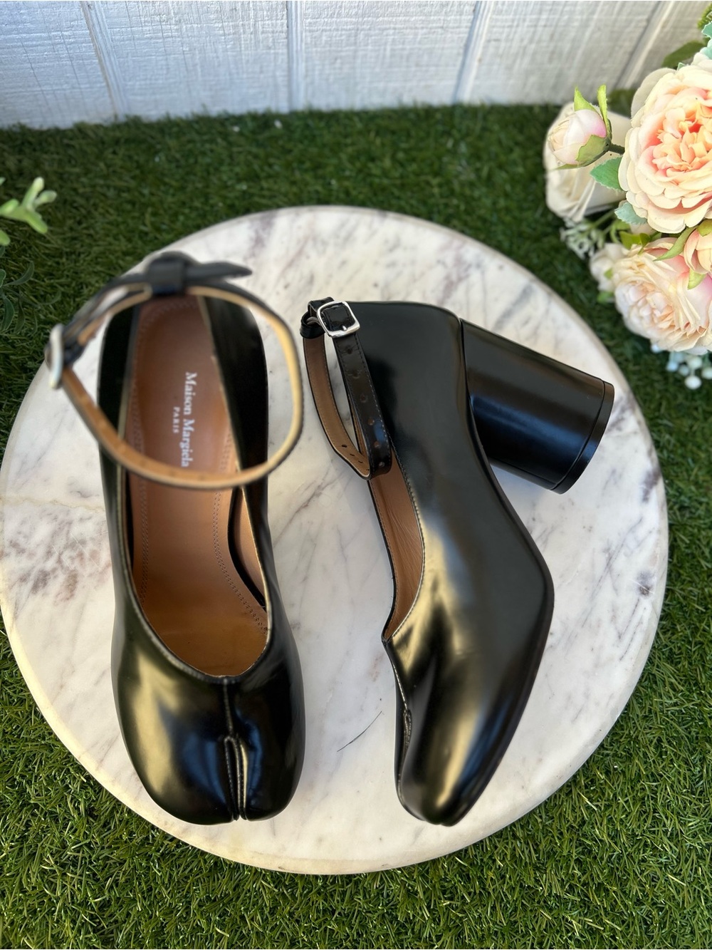 MAISON MARGIELA TABI PUMPS IN BLACK
$1,190 women 38.5 US 8.5 gently used - Picture 11 of 17
